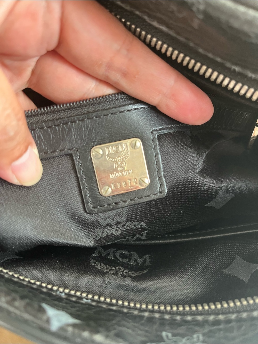 MCM 1976 LION VISETOS MESSENGER CROSSBODY BAG - Picture 10 of 12